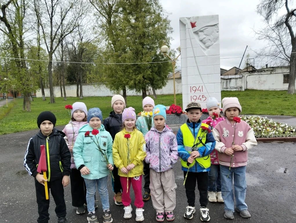 В преддверии 9 Мая педагоги и воспитанники старшего дошкольного возраста из ЦРР-детский сад 163 возл