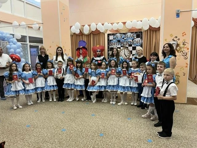 Выпускной в группе «Пчёлки»: шаг в школьную жизнь через зеркало сказки