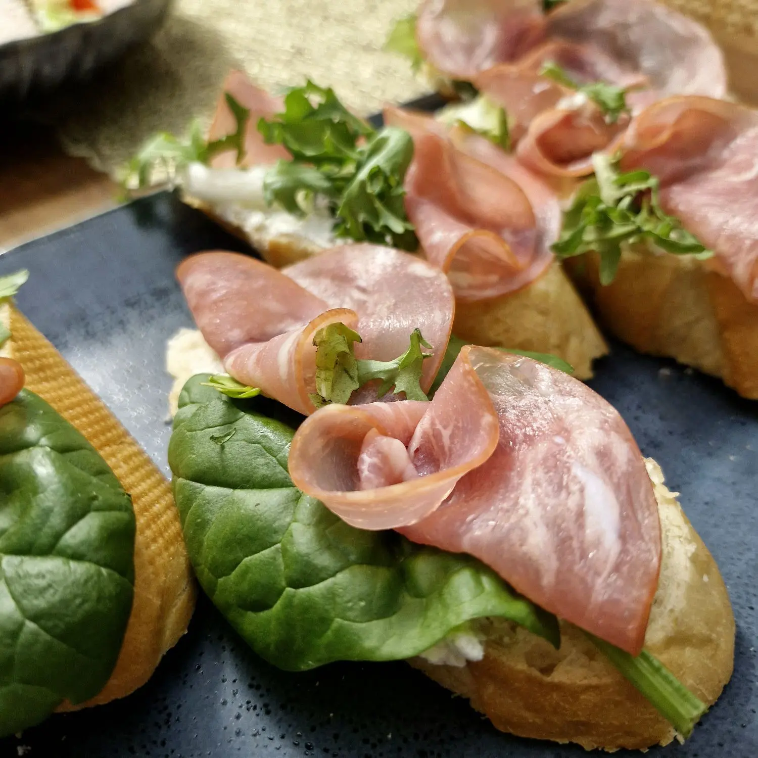 Брускетты за 5 минут - быстрая и красивая закуска🥖