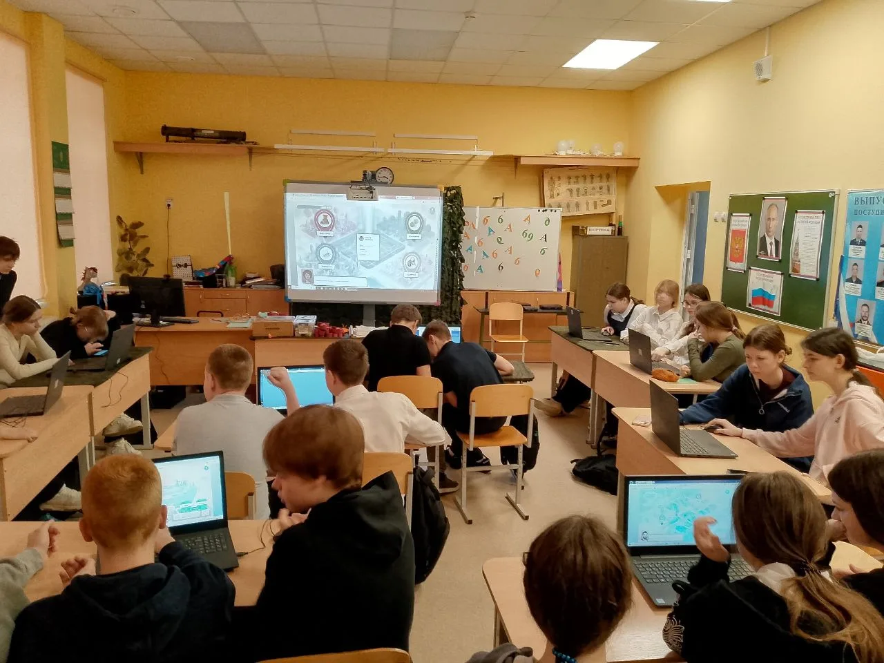 В рамках "Единого дня профилактики" в школе прошел "Урок цифры" по теме "Анализ данных: как алгоритм