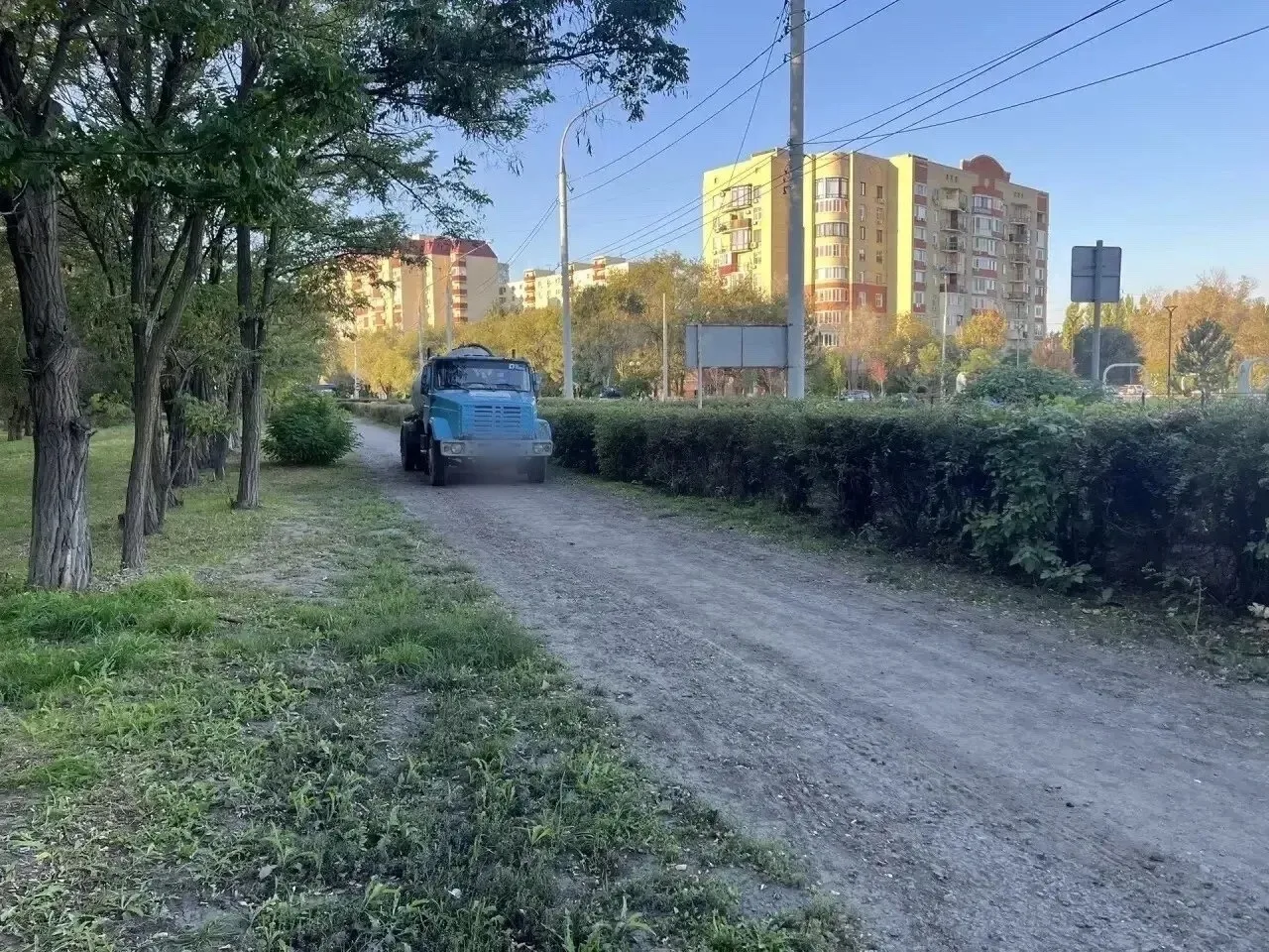 В Астрахани грузовик сбил женщину на тротуаре.