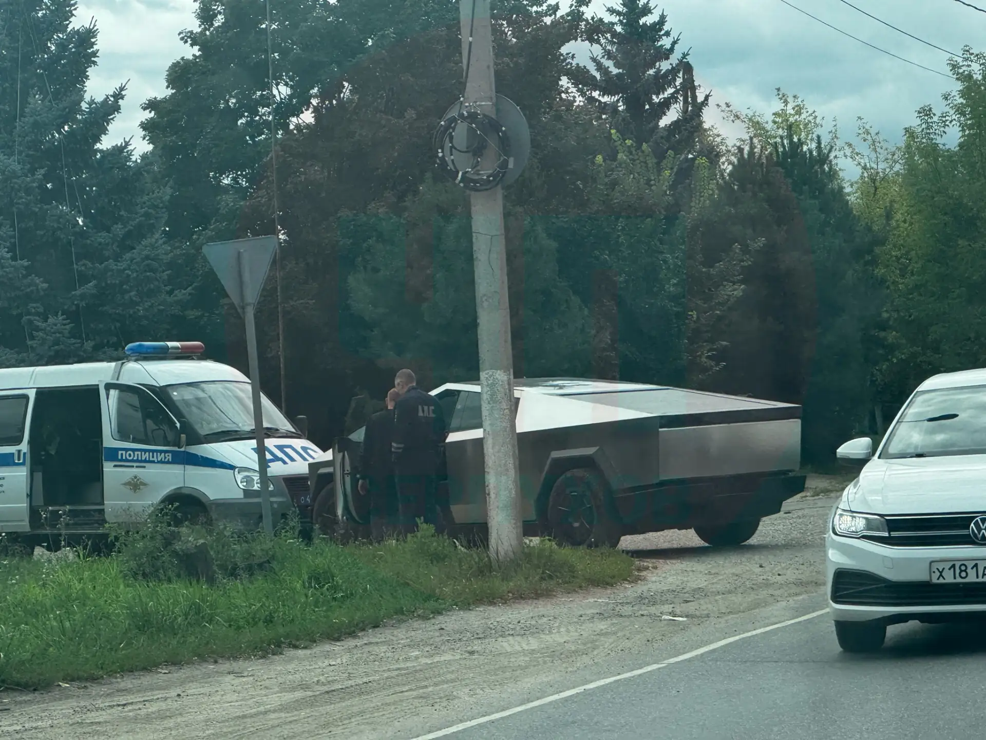На конторе сотрудники ДПС стоят