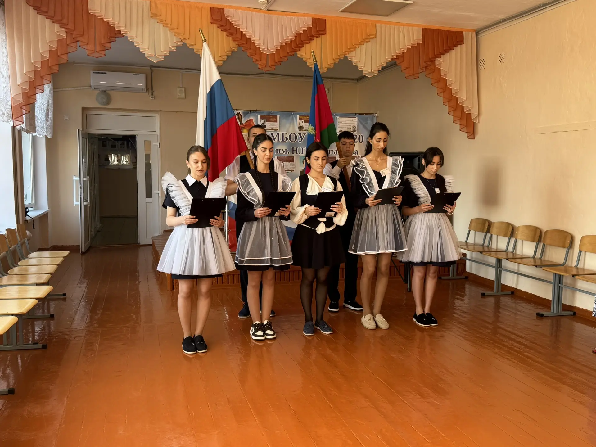 Сегодня учебная неделя в школе №20 началась особенно торжественно! 🎉