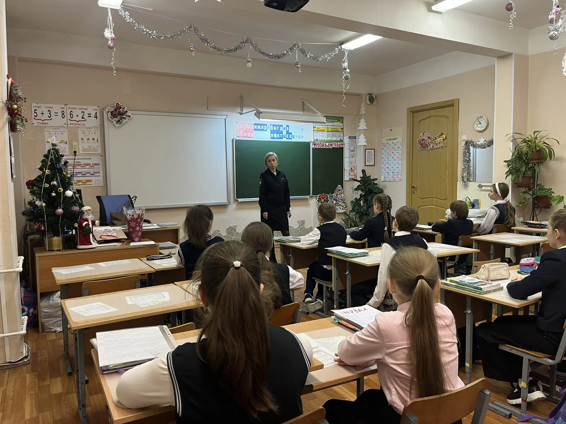 🛑✨ В гимназии 271 прошли пятиминутки безопасности, на которые к нам в гости пришла сотрудник ГосАвто