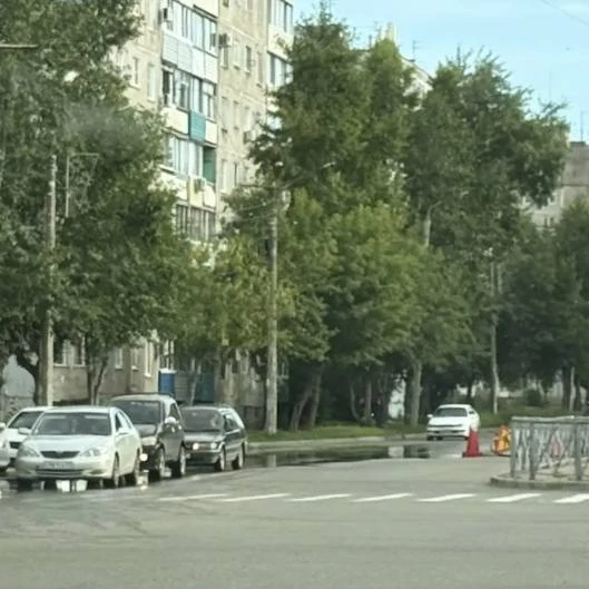Читатели сообщают о порыве на Ленинградской в районе перекрёстка с Лазо. На дороге вода...