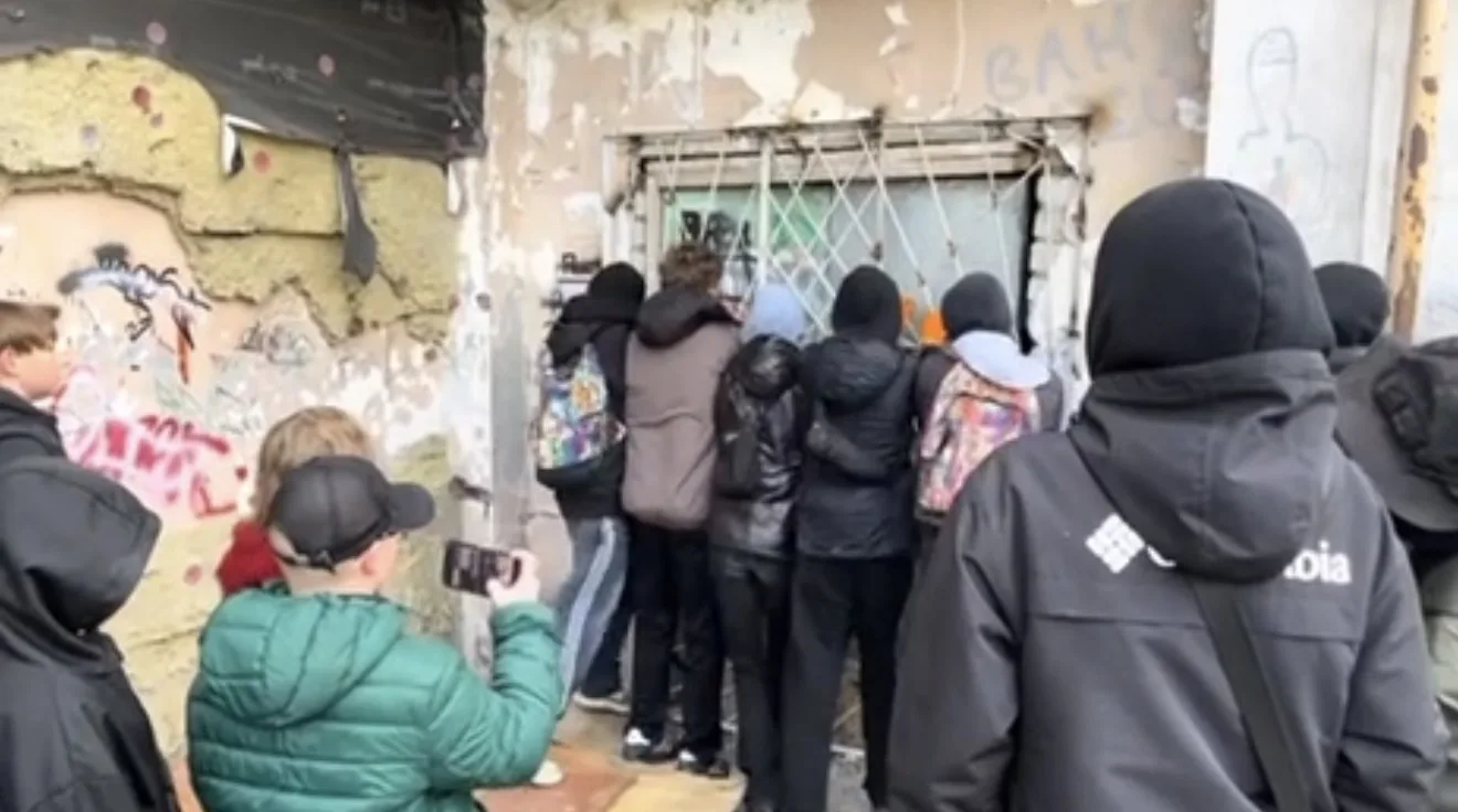 Это лишь один скриншот из большого видео, на котором толпы малолеток вытворяют такое, ч...