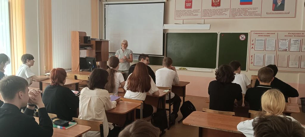Сегодня для учащихся 8 классов специалист по профилактике детского дорожного транспортного травматиз