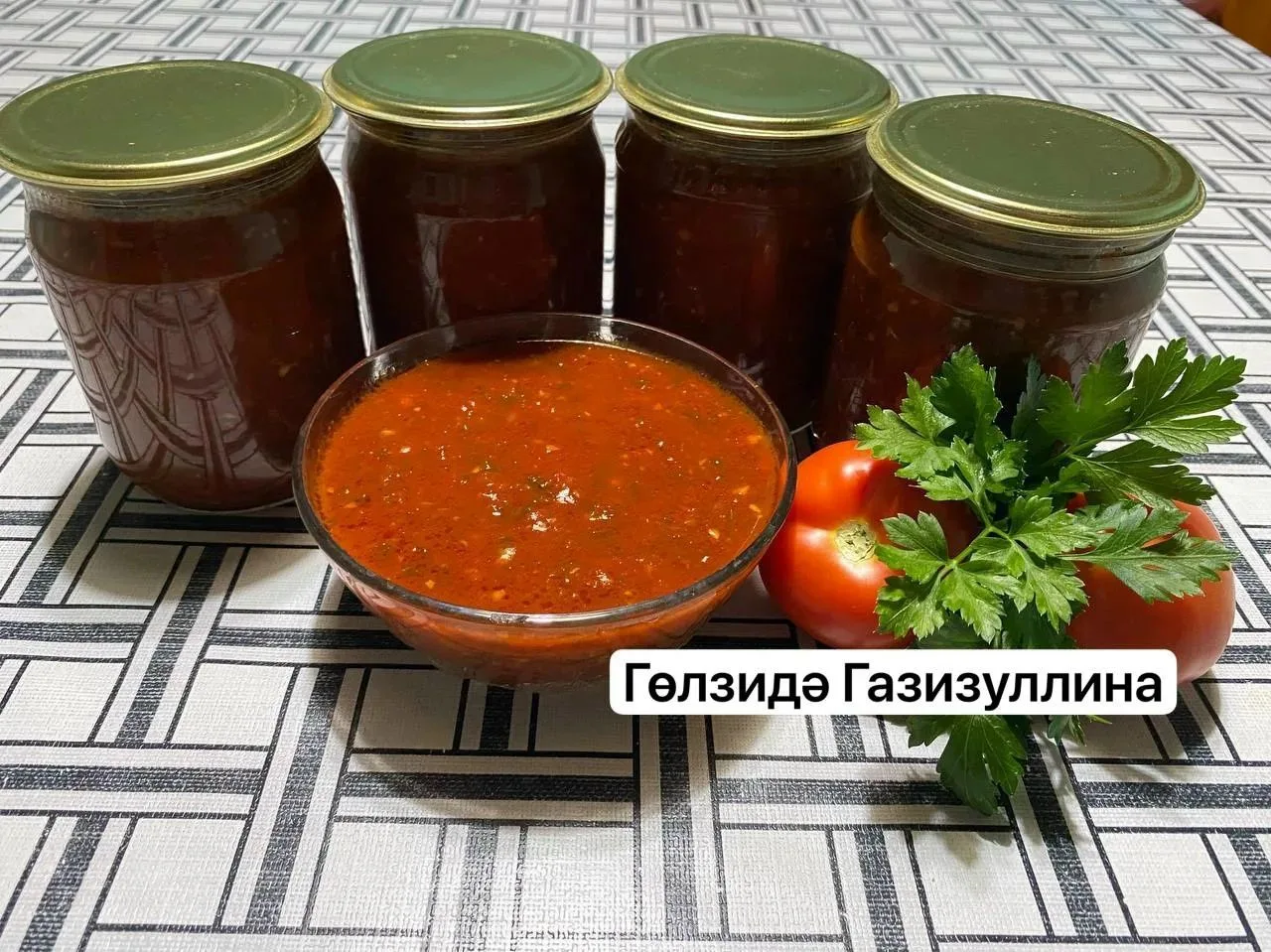 Гөлзидә Газизуллинадан аджика рецепты
Эш барышы: 3 кг помидор һәм 1 кг болгар борычын иттарткыч аша 