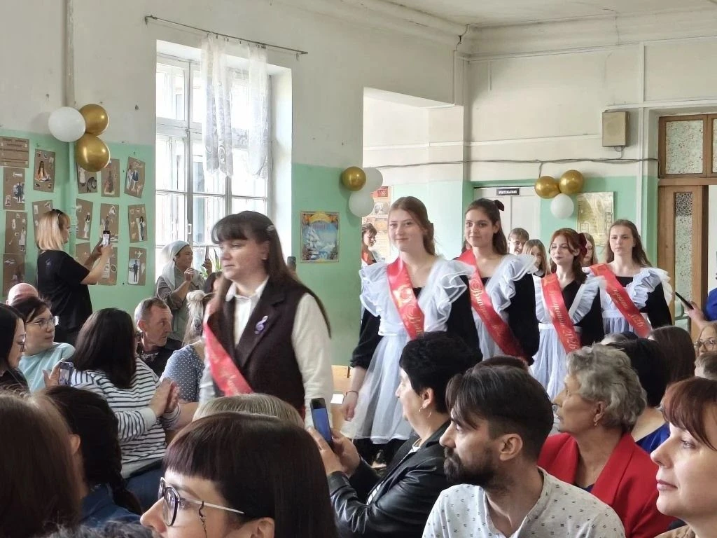 По всей стране звучат последние звонки!