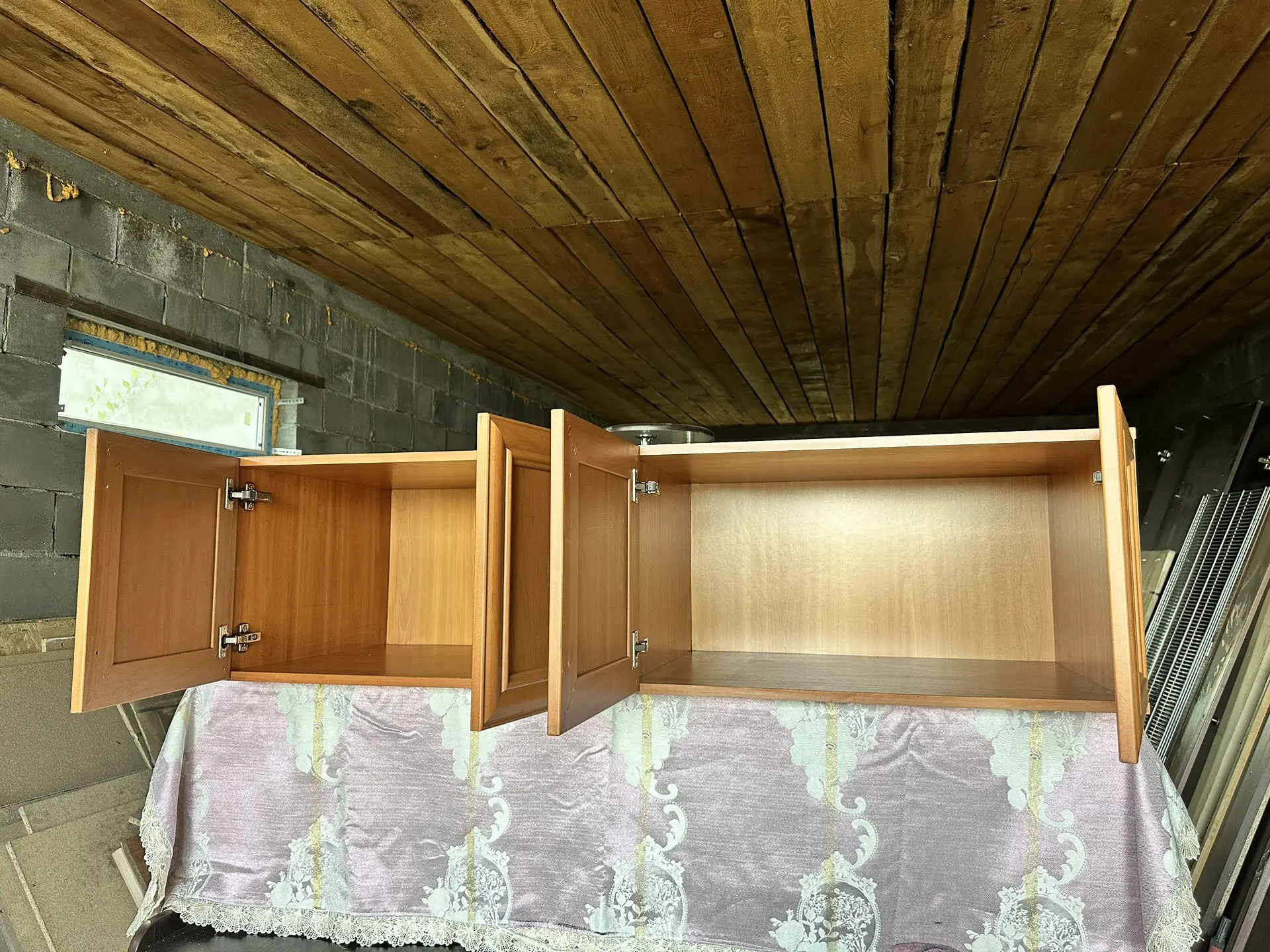 Продам антресоль с доводчиками. 1,5 тыс.руб. Самовывоз. 89235400669
