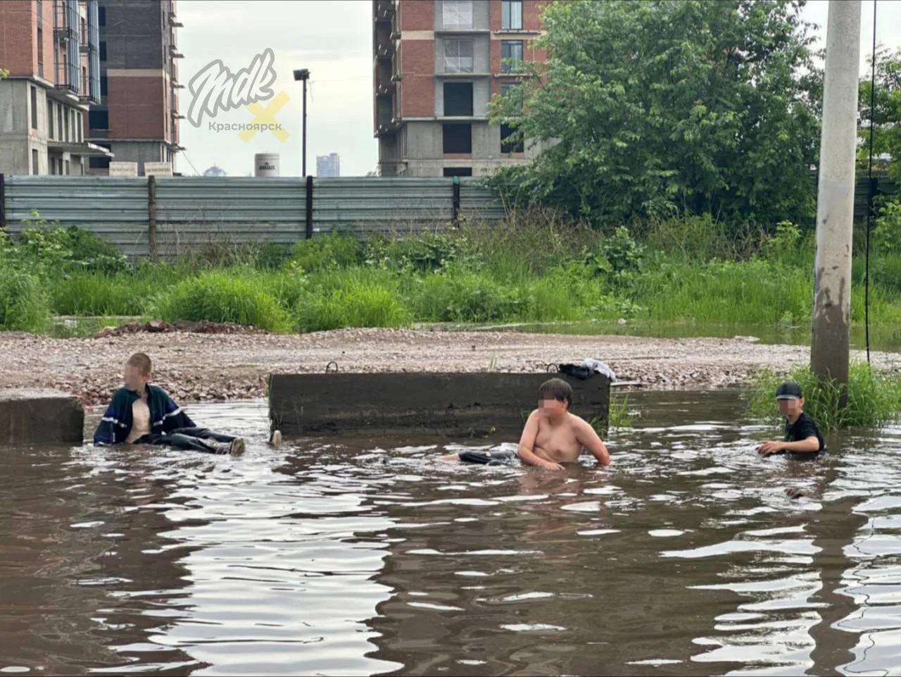 💦 Аквапарк есть у нас дома 

Красноярск подтопило после дождей. По прогнозам синоптиков, поливать б