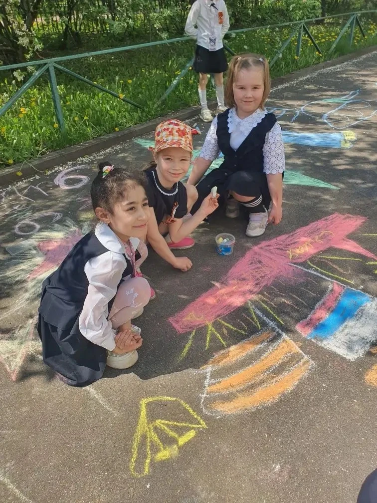 🎨 В преддверии 9 Мая ученики начальной школы устроили яркое творческое мероприятие — рисовали на асф