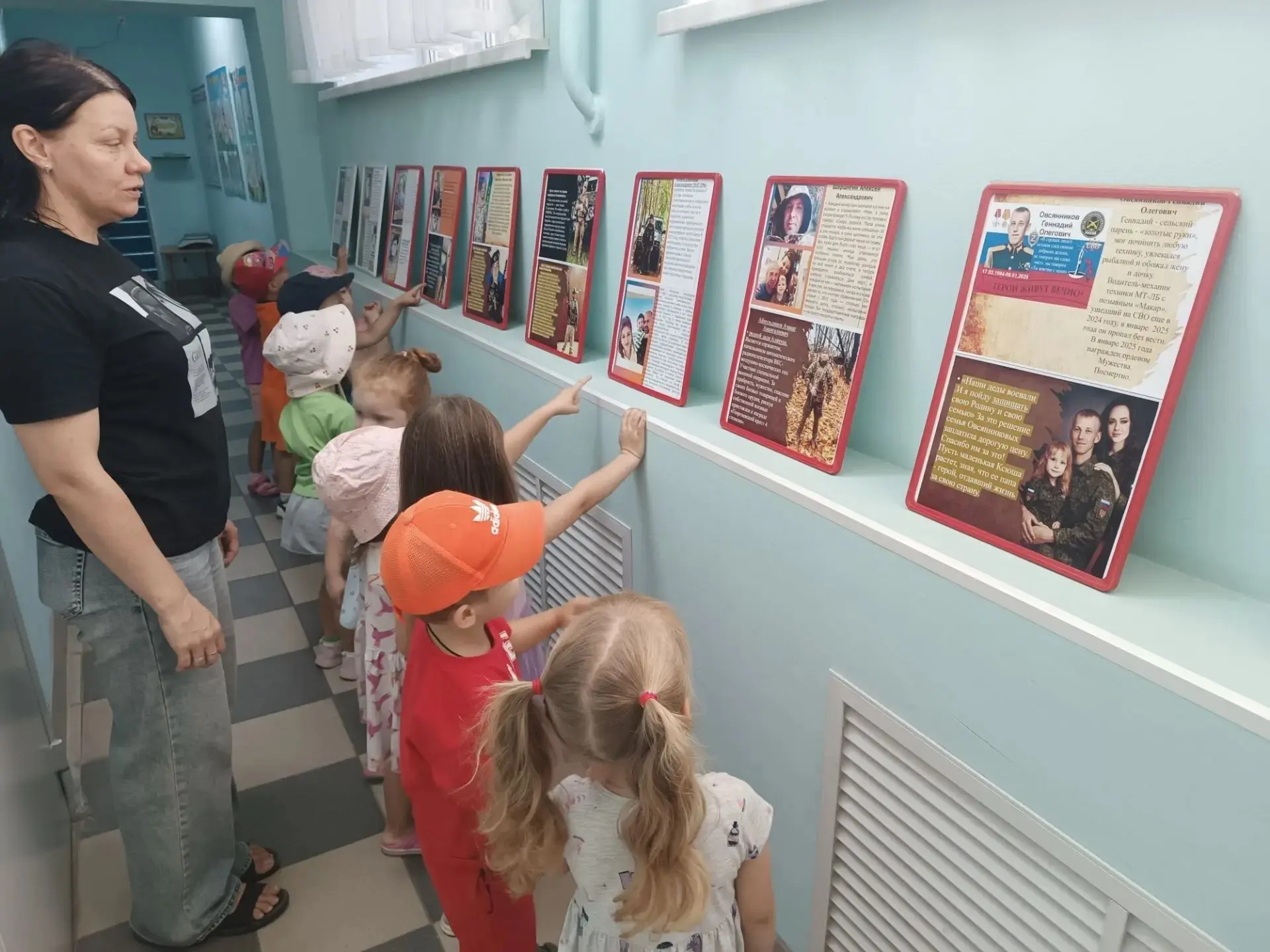 Накануне Дня воинской славы России в нашем саду открылась портретная фотовыставка «Геро...
