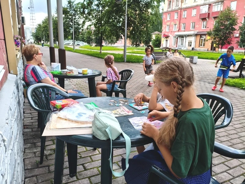 На летней площадке у Центральной городской библиотеки всегда оживленно!