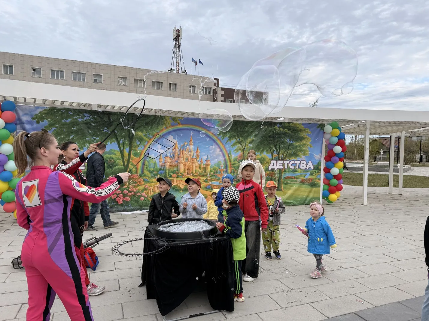 🎈🎈🎈1 июня на центральной площади Городского округа «Жатай» развернулся настоящий пра...