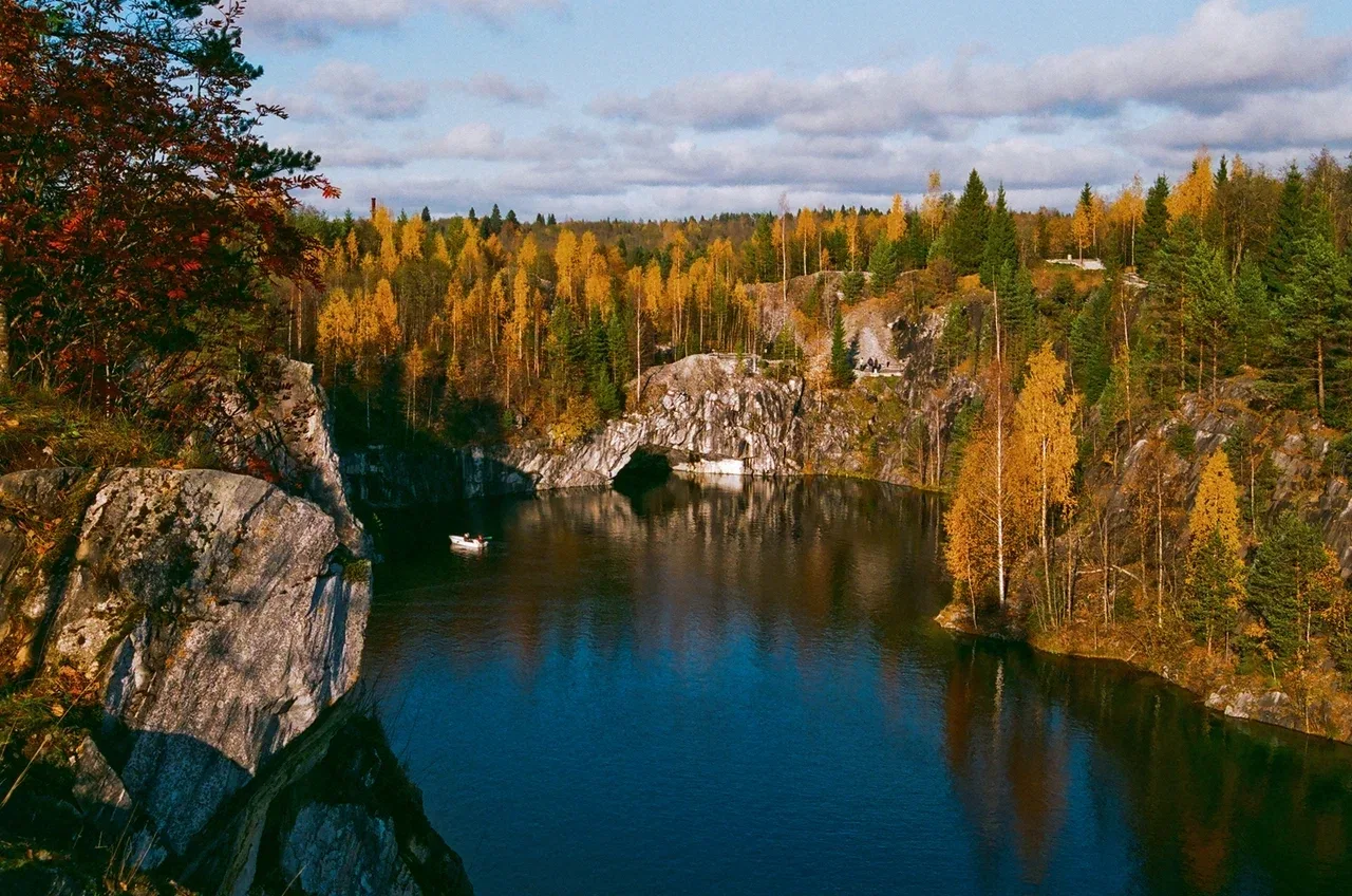 🌲Горный парк «Рускеала» считается одной из самых узнаваемых достопримечательностей Кар...
