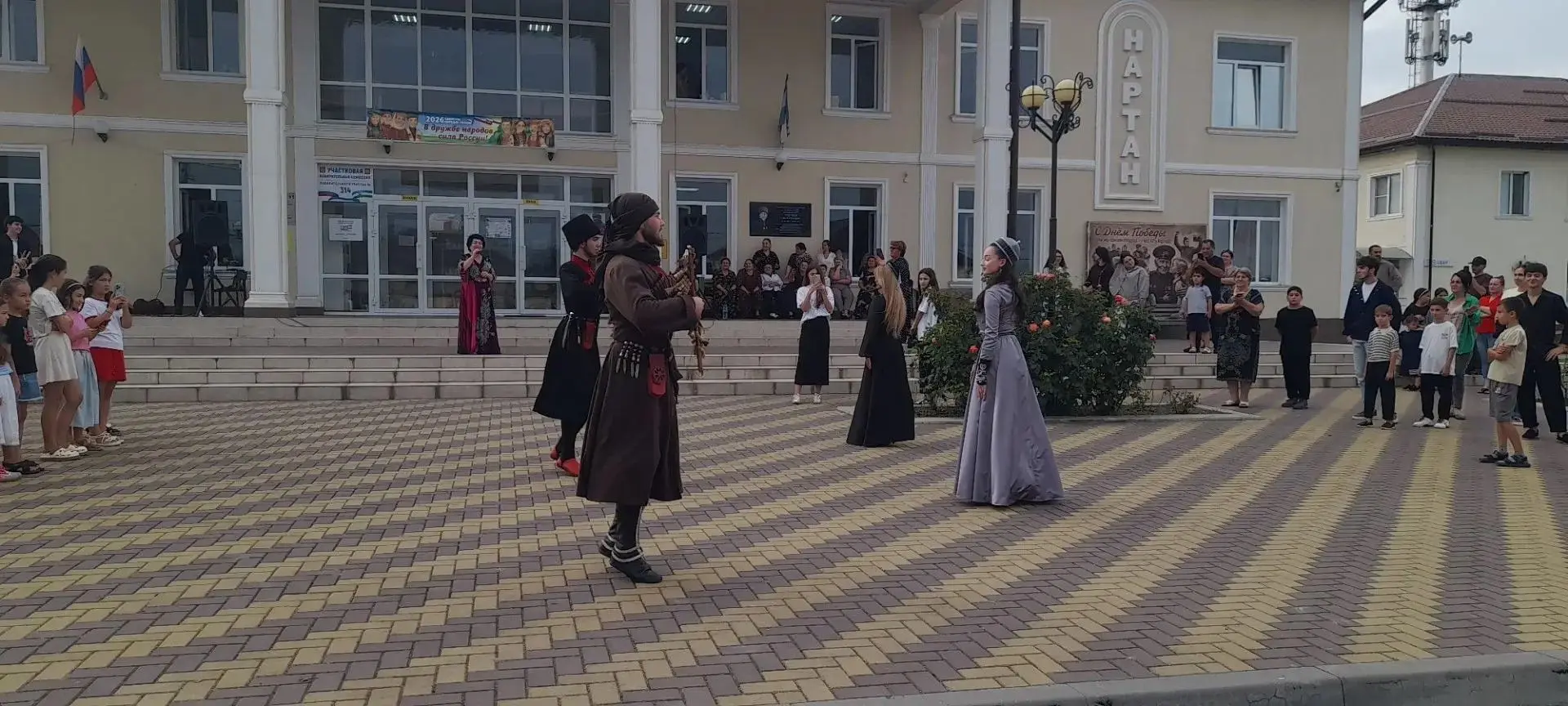 На площади перед СДК им. Тухужева А.М. прошел вечер адыгского танца «Джэгу зэхэшэ» – ме...