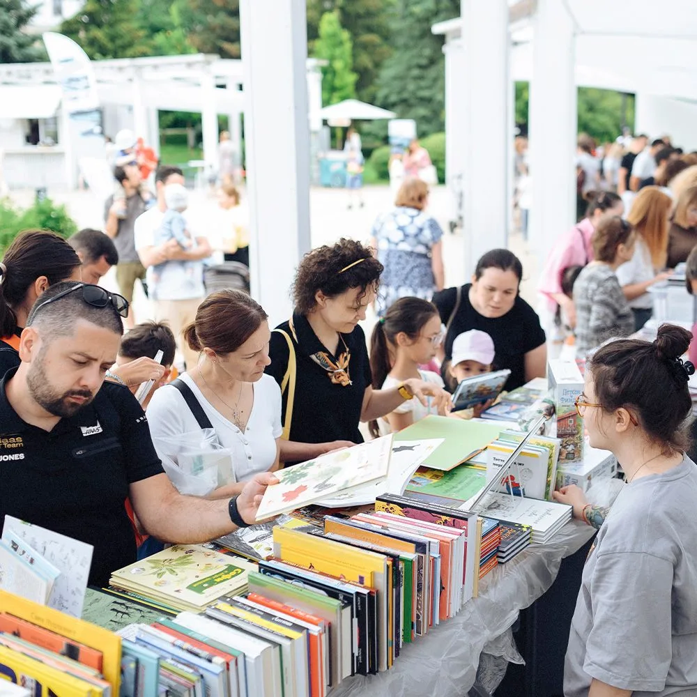 Книжная ярмарка, лекции и «Смена Дети»: Гид по Летнему книжному фестивалю в Казани 2026