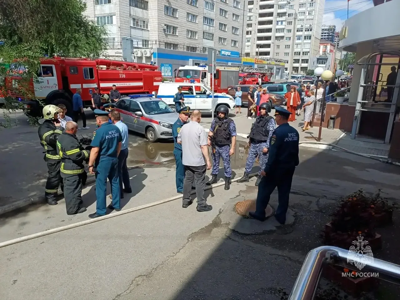 🧑‍🚒В Барнауле горел кинотеатр «Премьера» на Крупской 97

На момент прибытия первого пожарно-спасат