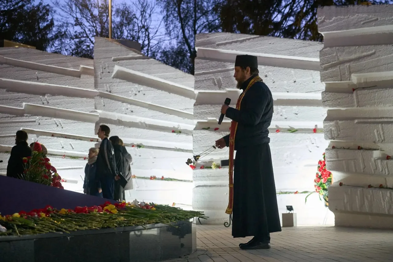 🕯 Десятки свеч зажглись вчера у Мемориала на Калининградском проспекте.  🇷🇺 В завершение Дня Победы 