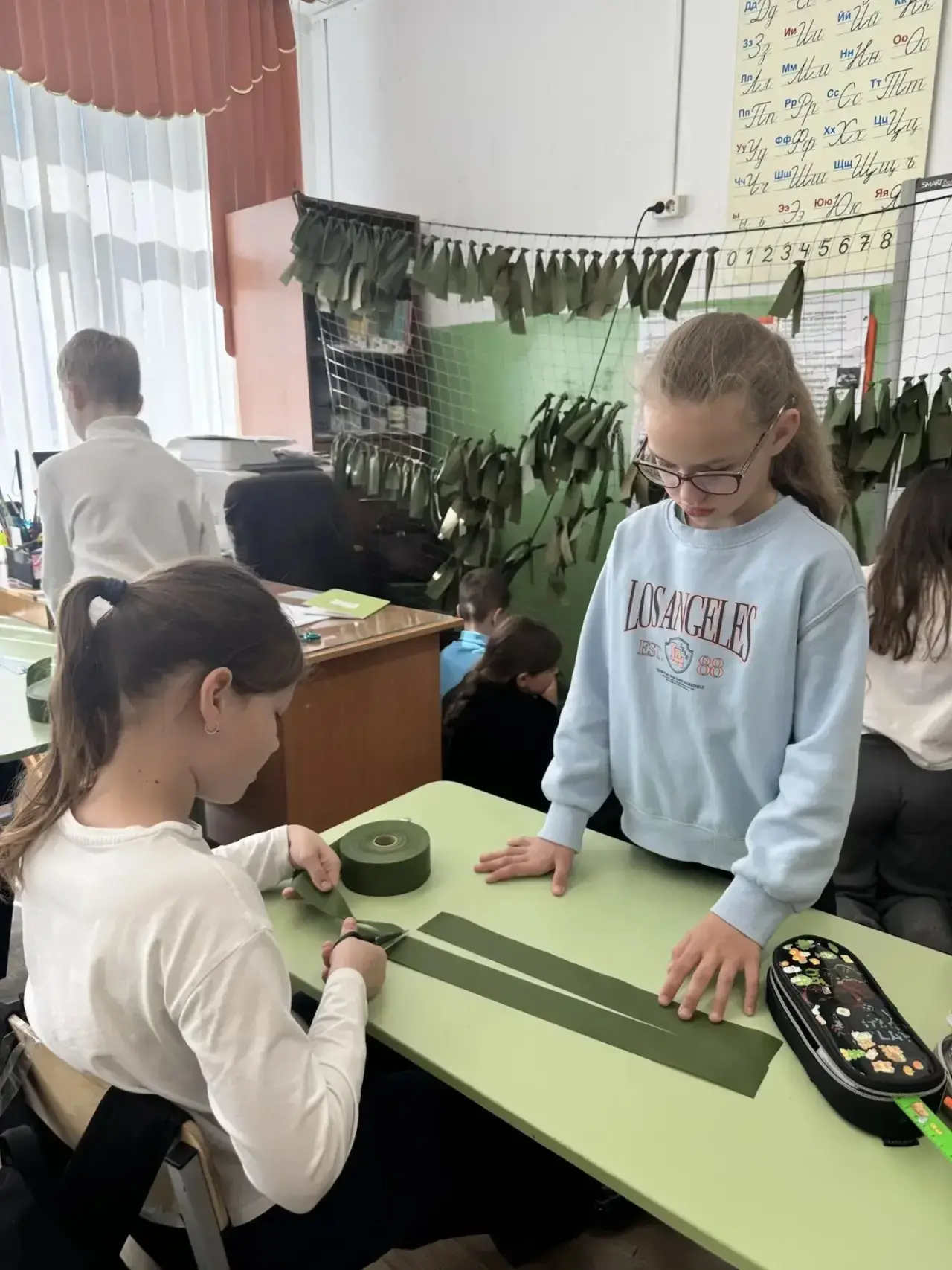 Учащиеся 3 «Б» класса изготовили маскировочную сеть для нужд специальной военной операции, которая о