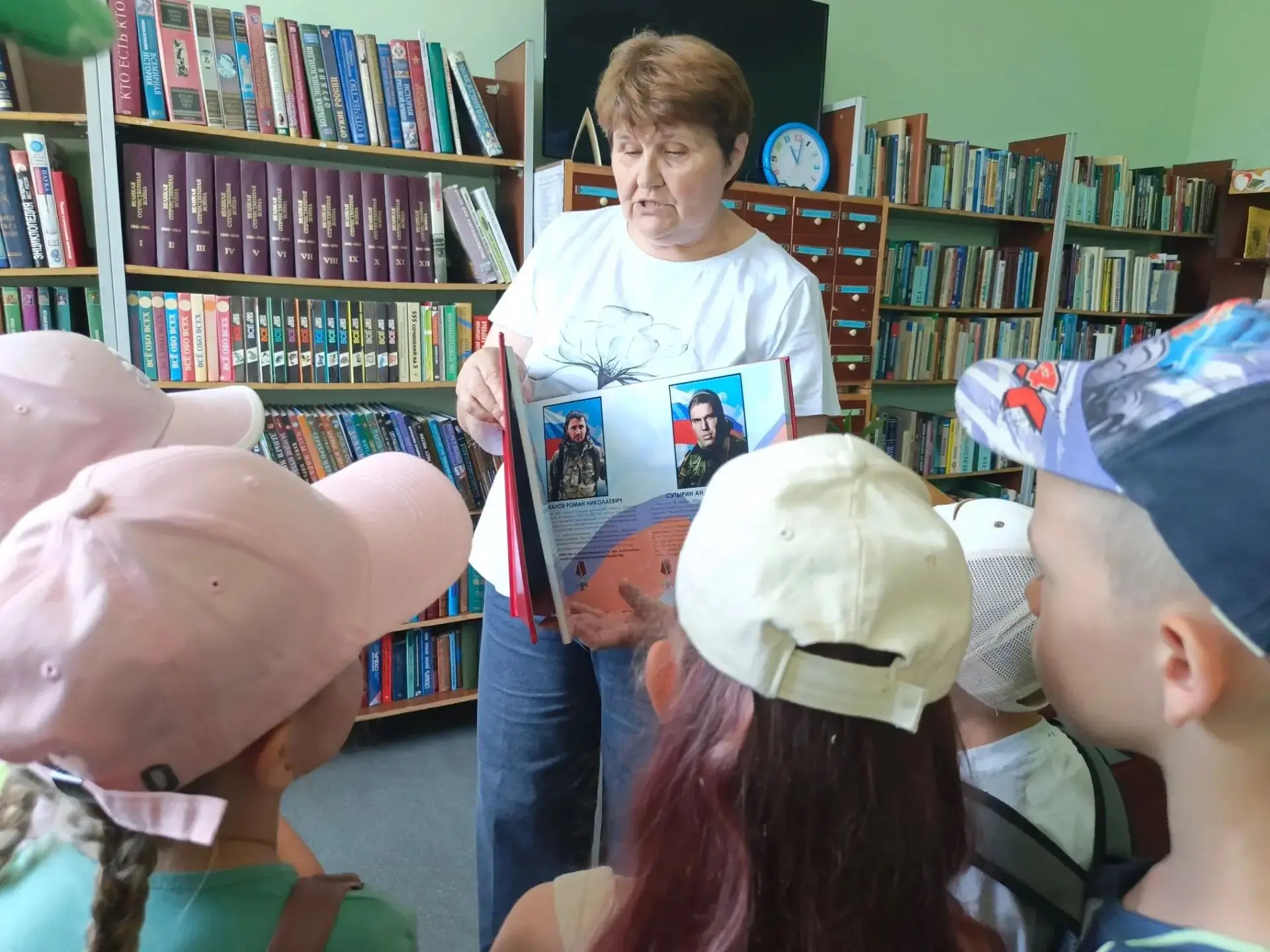 📚 Путешествие в мир книг ✨
Дети из лагеря «Причал» совершили познавательную экскурсию в районную би