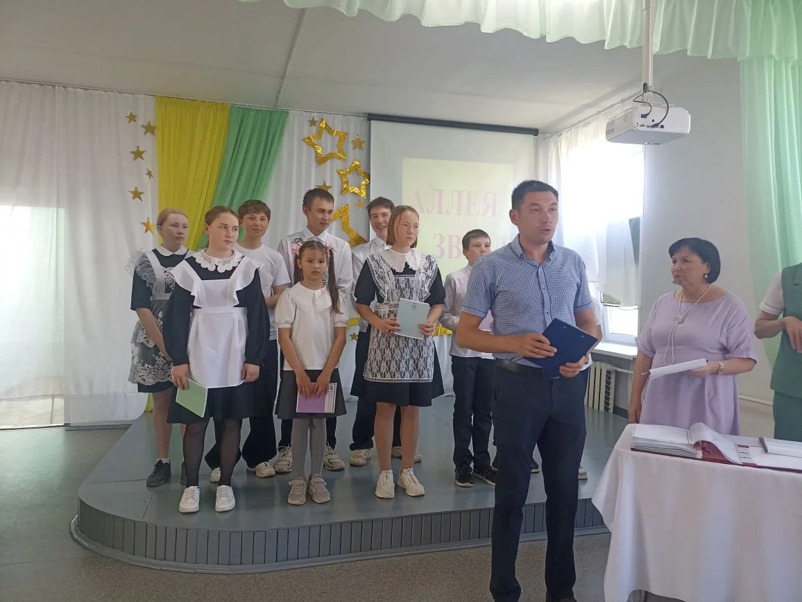 В конце учебного года в нашей школе проходит яркое и долгожданное мероприятие - "Аллея ...
