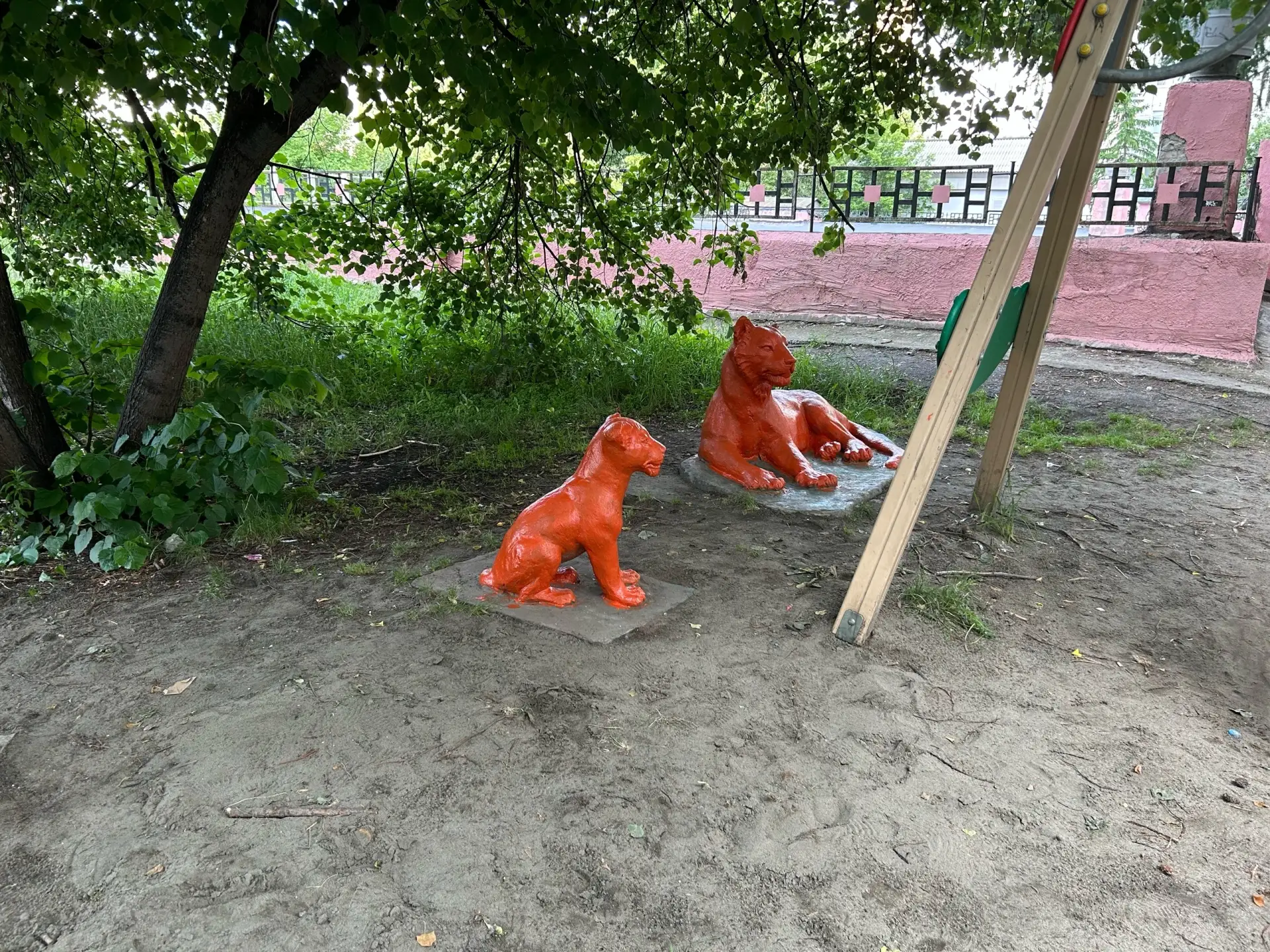 Зебру превратили в осла, и тигры теперь — не тигры 🙁 Активисты перекрасили известные фигурки в барн