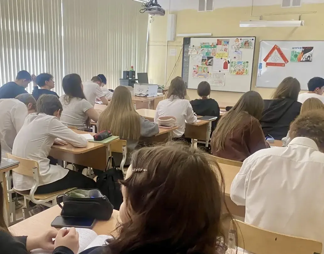 🔥 Сегодня в нашей школе прошёл открытый урок, посвящённый пожарной охране. Старшеклассники вспомнили