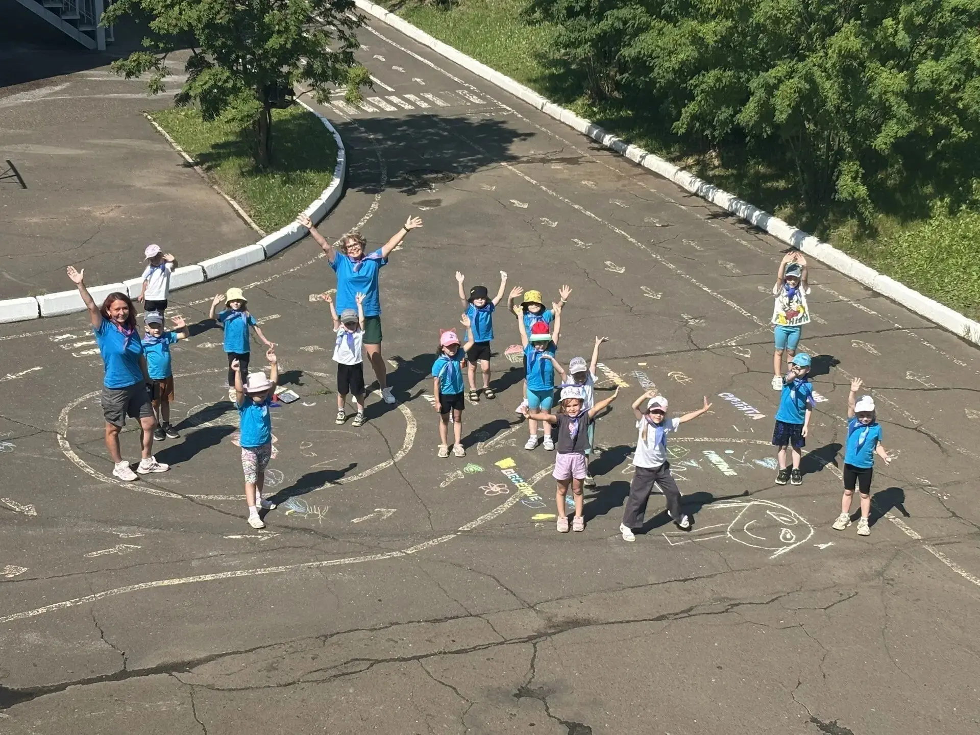 Волшебный день на асфальте: когда мелки творят чудеса!
Сегодня было по-настоящему ярко и весело, наш
