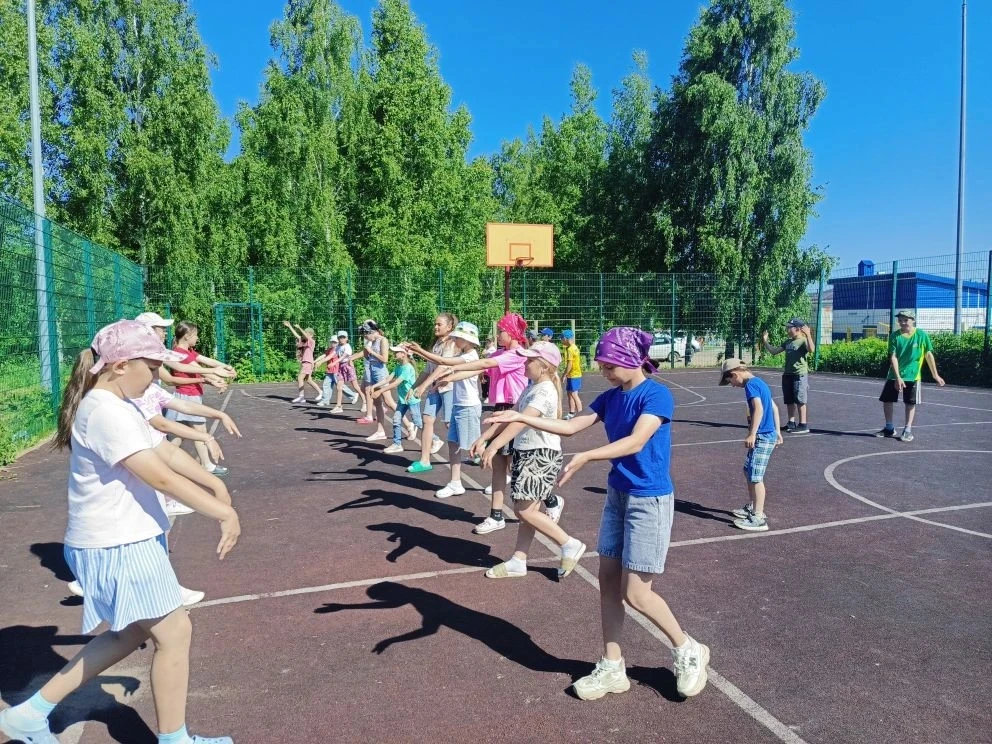 ☀️ Летняя утренняя зарядка в нашем лагере — это лучшее начало дня!


Образовательные учреждения  Рес