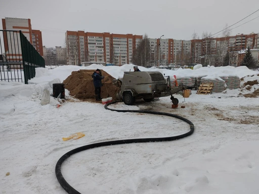 КАПРЕМОНТ В 55-ой: 1. Продолжаются работы по покрытию штукатуркой стен, проведению канализации в под