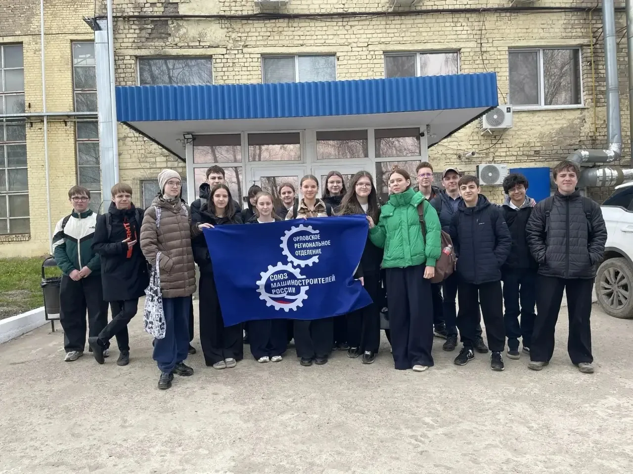 29 апреля обучающиеся 9Г класса посетили завод «ДорАгроМаш».