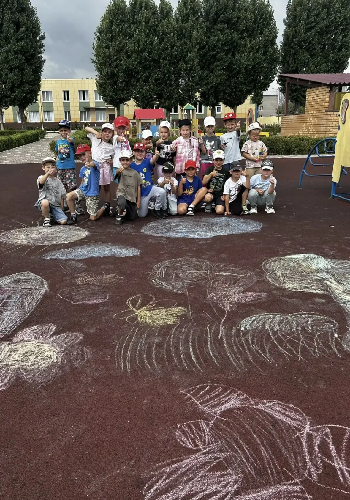 🌈 ЯРКИЕ КРАСКИ ДЕТСТВА: ФЛЕШМОБ КО ДНЮ РИСОВАНИЯ НА АСФАЛЬТЕ! 🖍️

Сегодня асфальт нашего детского 