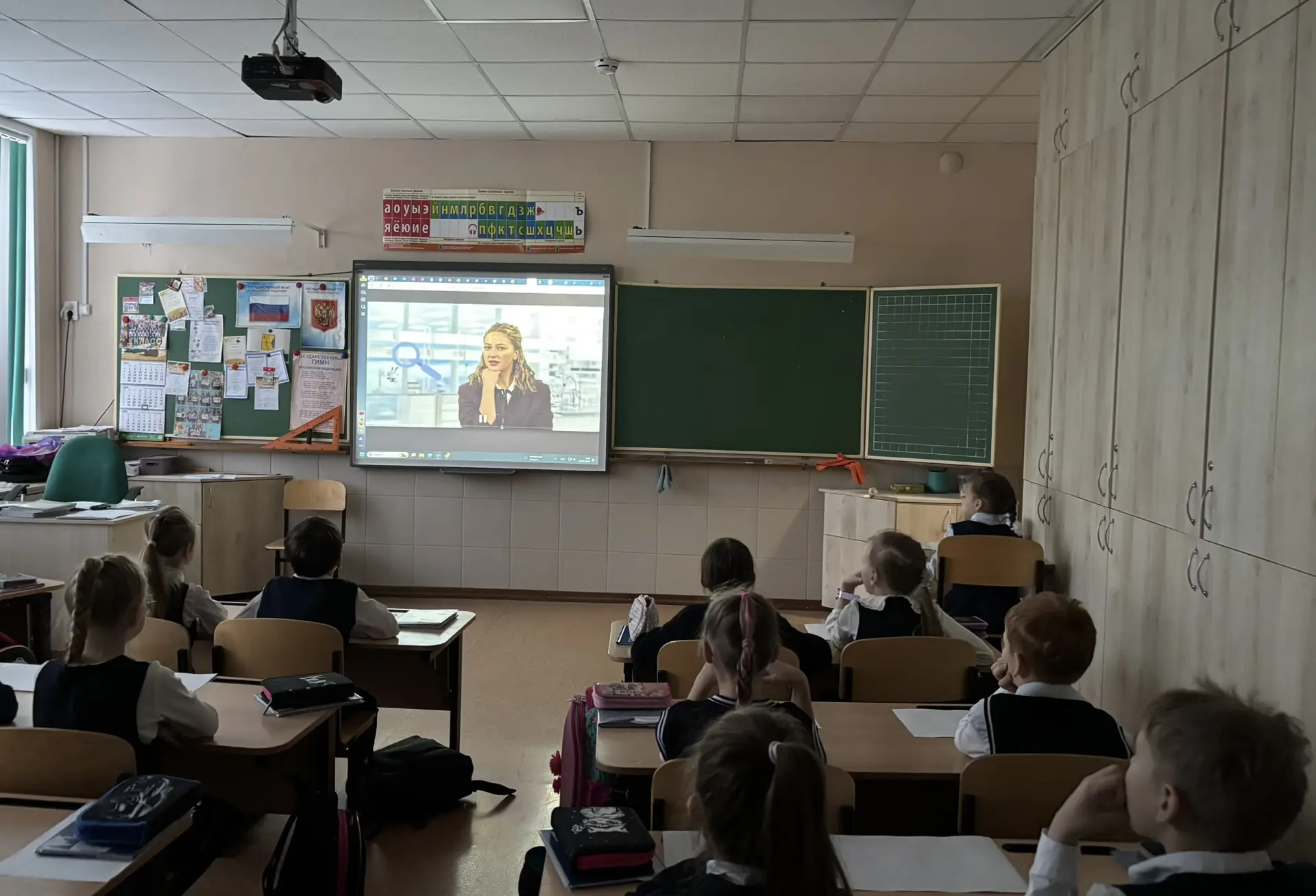 Разговоры о важном 🔔  Каждый понедельник в Лицее начинается с вноса флага Российской Федерации и исп