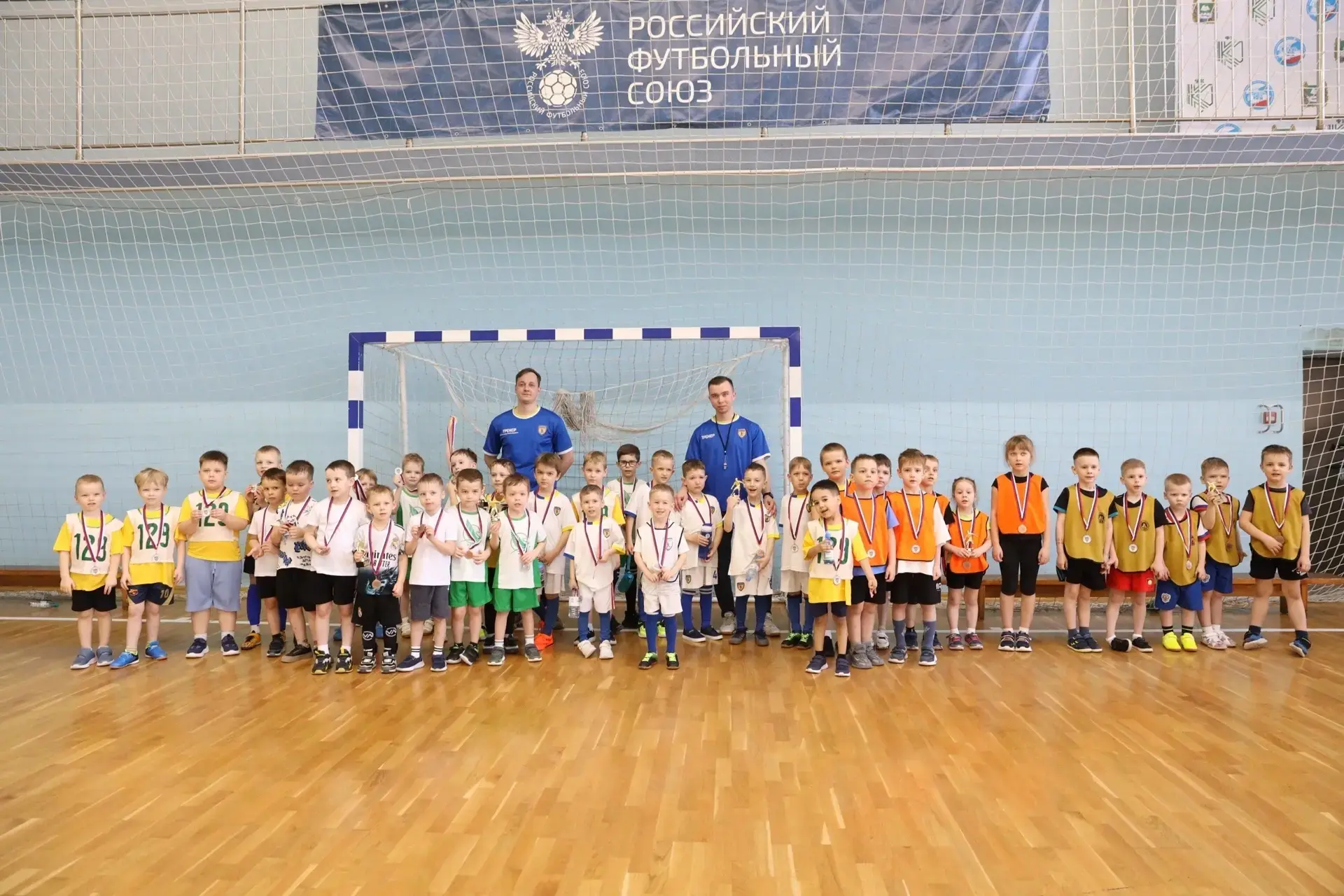 В рамках совместного проекта «Юные чемпионы» футбольная школа «Юниор» и «ДЮСШ №3» прове...