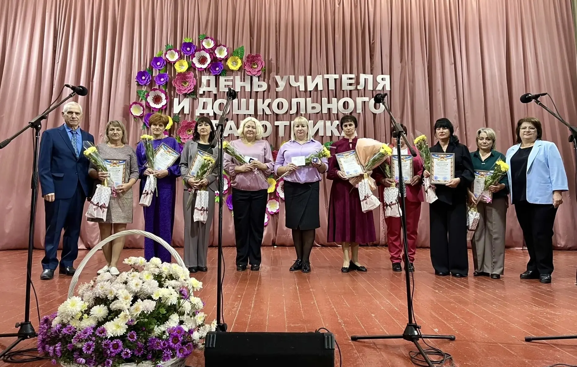 🎉 Радостное событие в нашей школе — торжественное награждение достойных сотрудников! 👏