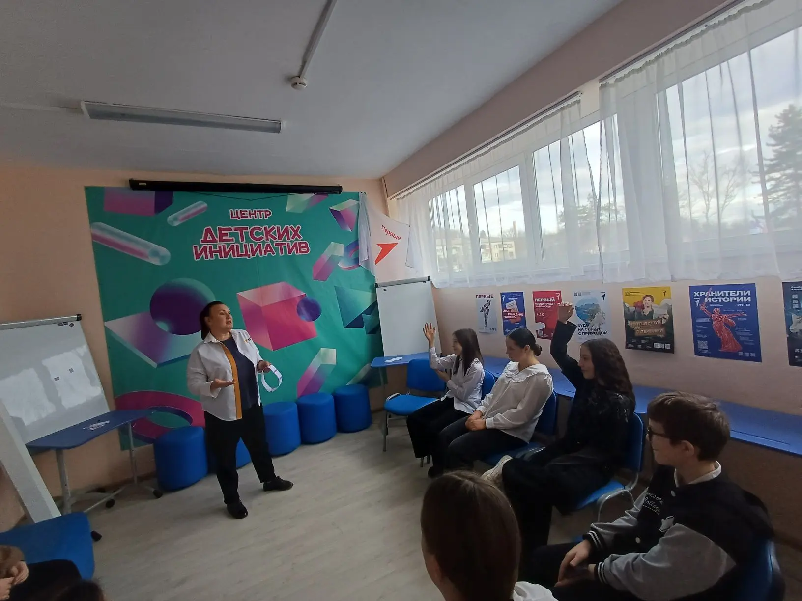 Настольная игра «Угадай героя» 📚✨    Советник директора по воспитанию Оксана Донцова совместно с наш