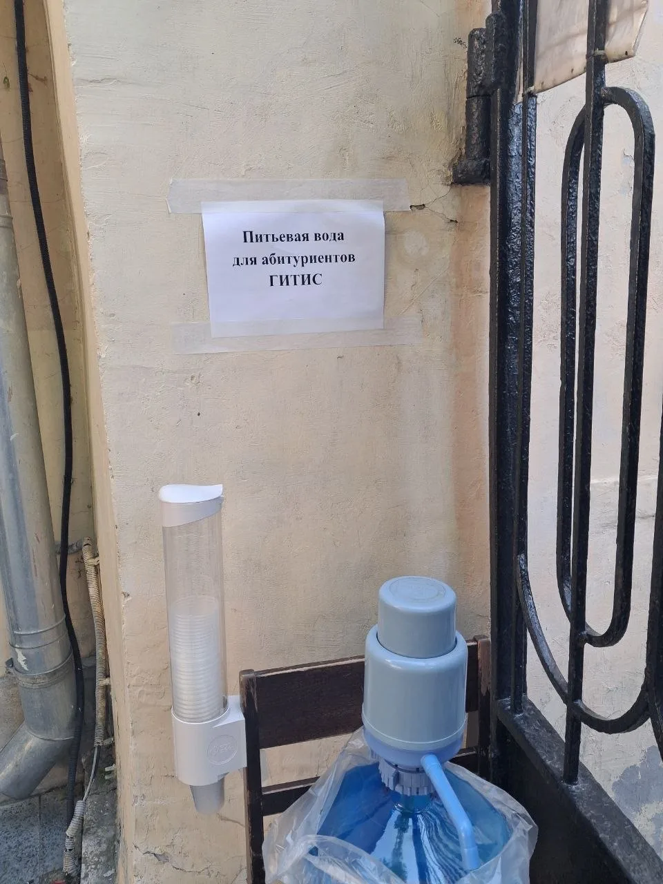 А в Москве мы стараемся заботиться об абитуриентах.