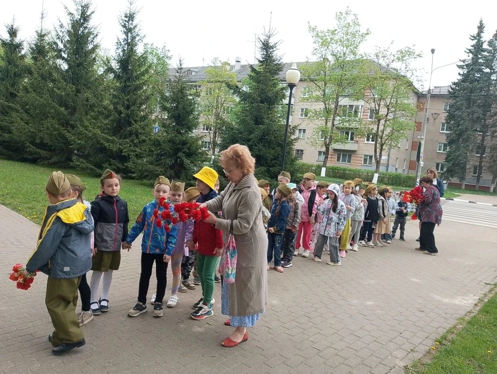 Наши воспитанники совершили ежегодный ритуал возложения цветов к Вечному огню.Дети пели...