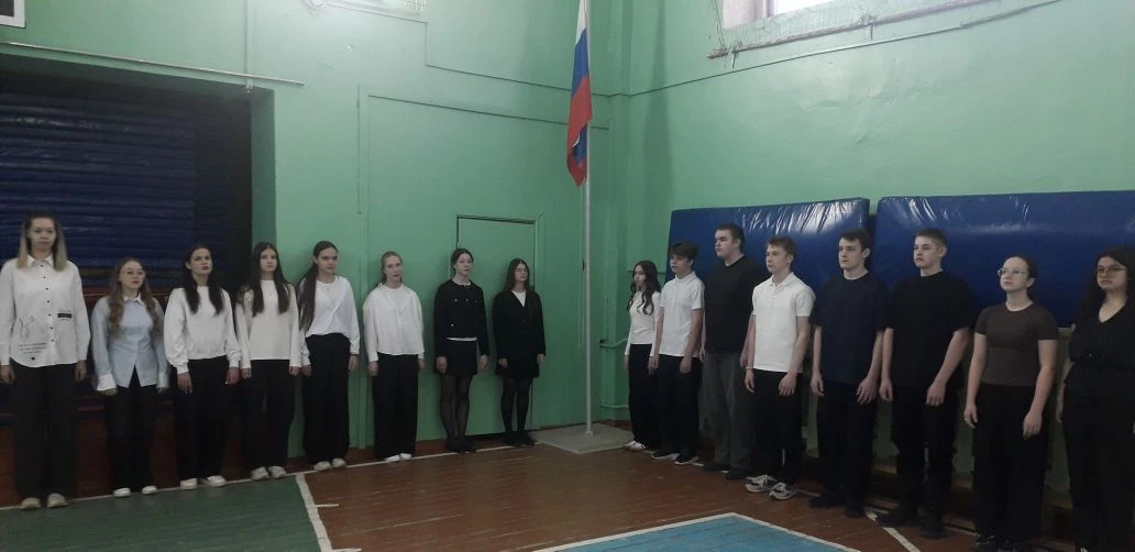 Новая учебная неделя началась с торжественной линейки. На дежурство заступил 8В класс. Разговоры о в