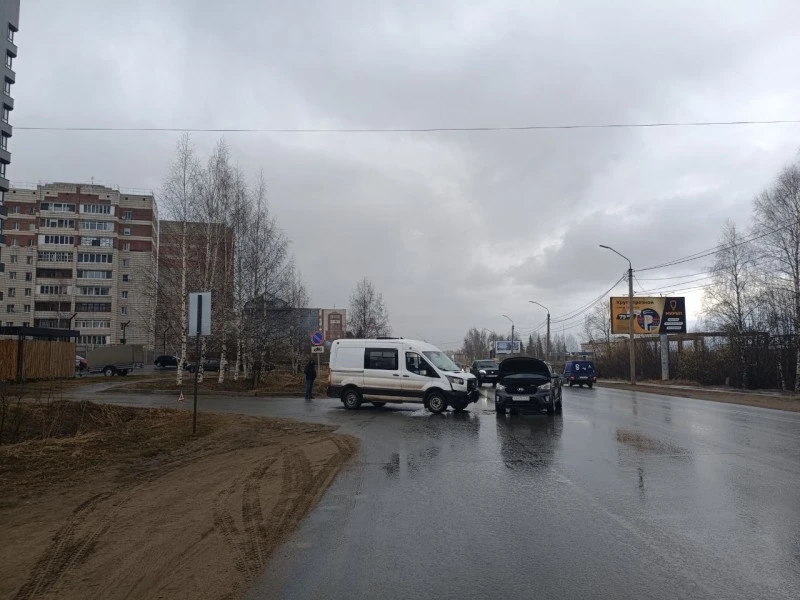 В СЫКТЫВКАРЕ СТОЛКНУЛИСЬ МИКРОАВТОБУС И ЛЕГКОВУШКА, ПОСТРАДАЛА ДЕВОЧКА-ПОДРОСТОК  В Сыктывкаре в рез