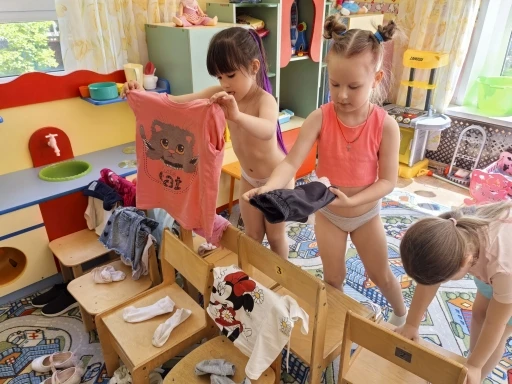 Дети старшей группы продолжают формировать культурно- гигиенические навыки. Воспитывают...