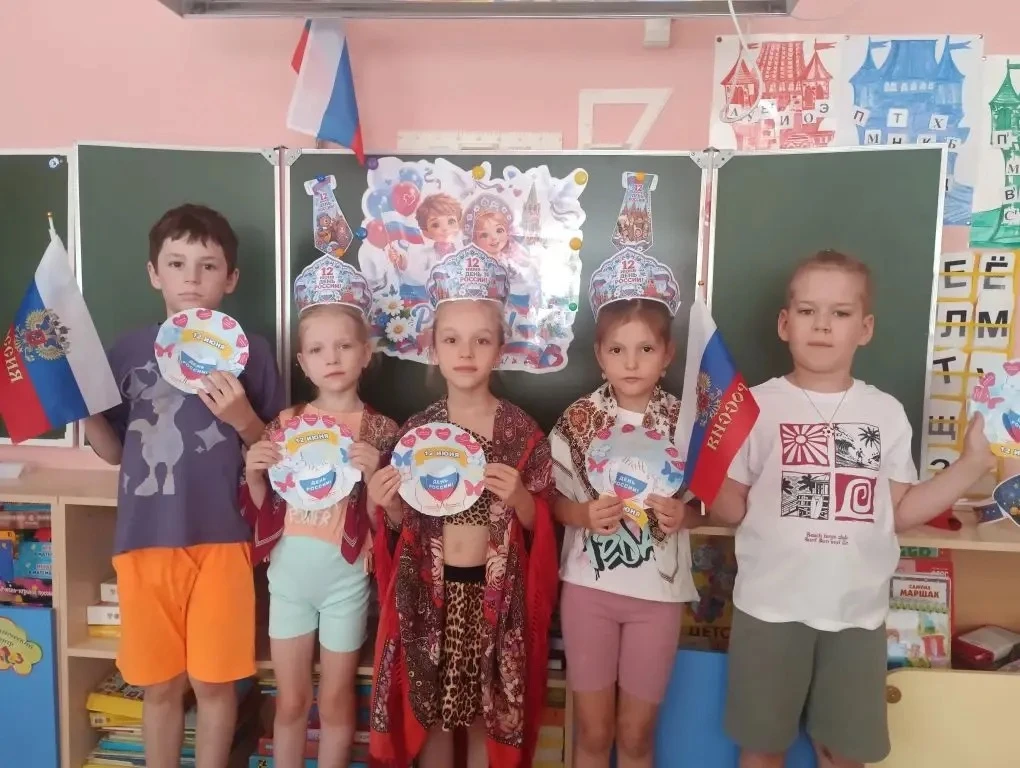 Наша Родина – Россия!
Здесь родились мы на свет,
Нет земли для нас красивей
И любимей в мире нет!
Зд
