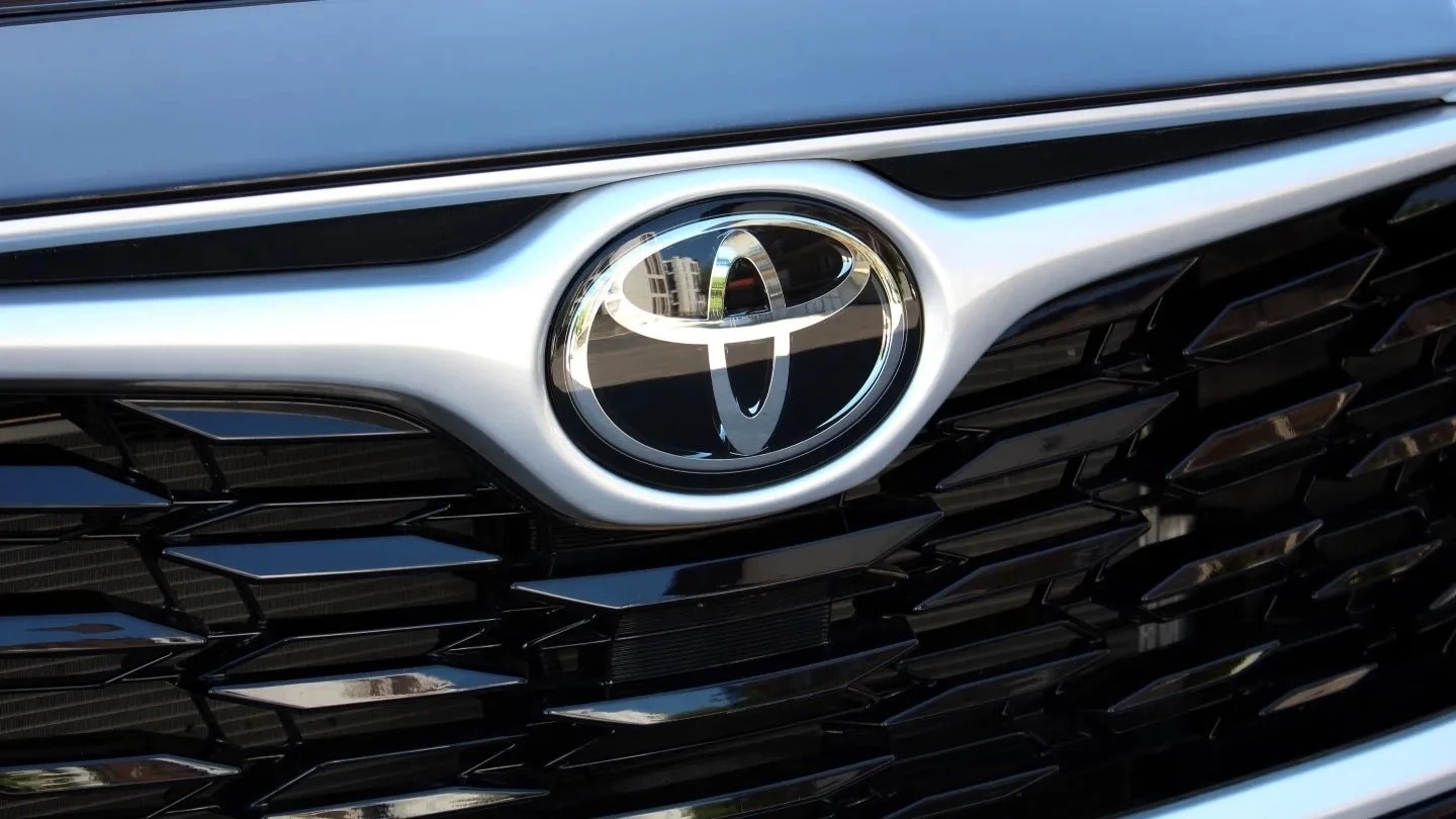 За поставки Toyota и Lexus в Россию решили побороться в суде