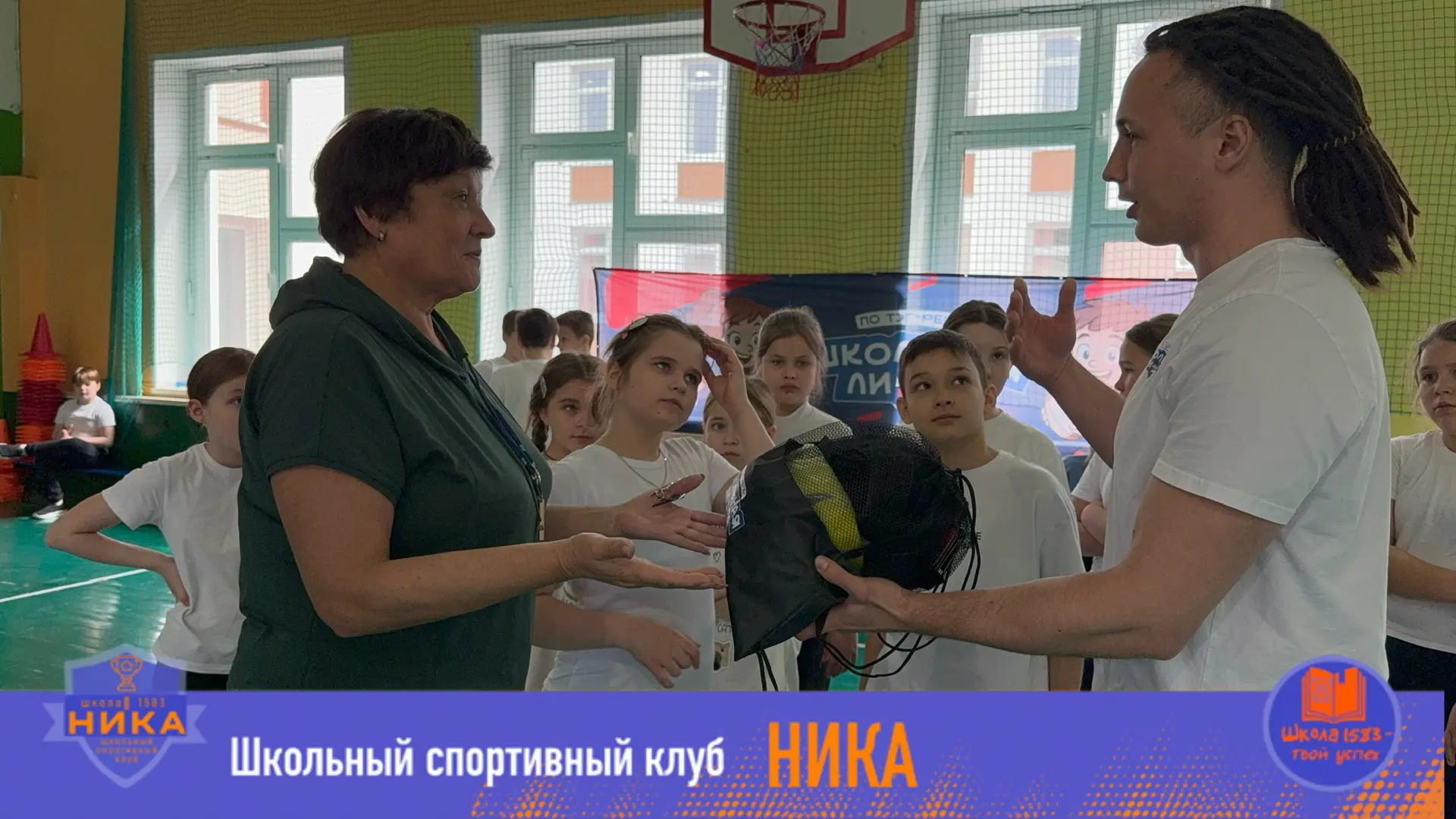 Что такое тэг-регби, рассказал сегодня ученикам начальной школы мастер спорта Тимур Гафаров. Он позн