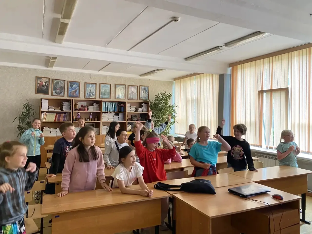 Сегодня в лагере «Солнечный город» ребята погрузились в творчество на художественном мастер‑классе.

