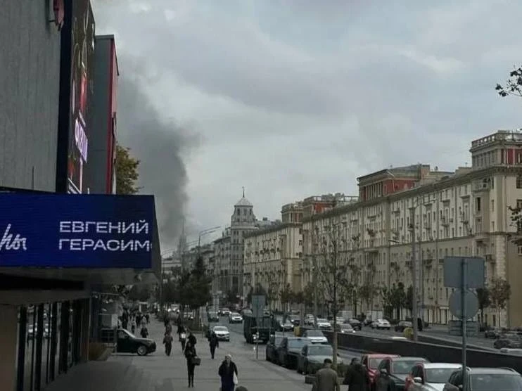⚡️ У метро «Баррикадная» загорелась крыша здания