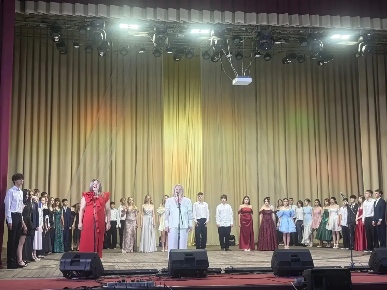 🎓✨ В добрый путь, выпускники! ✨🎓
Для обучающихся 9-А и 9-Б классов ГБОУ ЛНР «Краснолучская гимнази