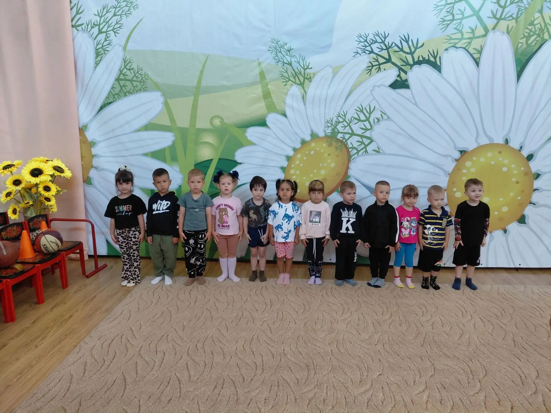 Физкультурное занятие в группе Рябинка. Продолжать учить детей ходить и бегать по кругу...